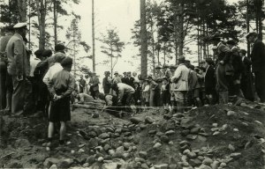 Allmänheten får bevista gravöppningen under ledning av kapten Bror Kugelberg.