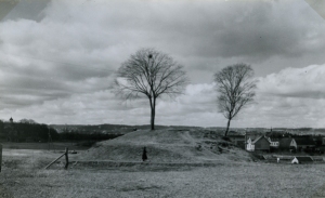 Lustig kulle fotograferad i mitten av 1930-talet med avplanad topp, där det förr lär ha stått ett lusthus