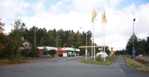 I skogsdungen bakom Röde påle ligger Dödskallehöjden. Foto 2013.