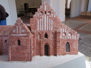 Kyrkans påkostade västra fasad med sina vitkalkade blinderingar. Kan vi anta att Jönköpings kloster haft liknande dekorationer?