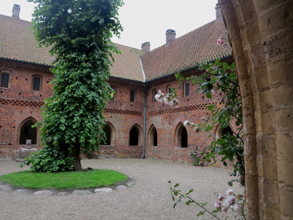 Klostergården på Sankt Katherine kloster i Ribe - en oas av stillhet!