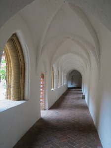 Klostergången i Sankta Katherines kloster i Ribe. En vision av hur samma byggnadsdel kan ha sett ut i Jönköping.